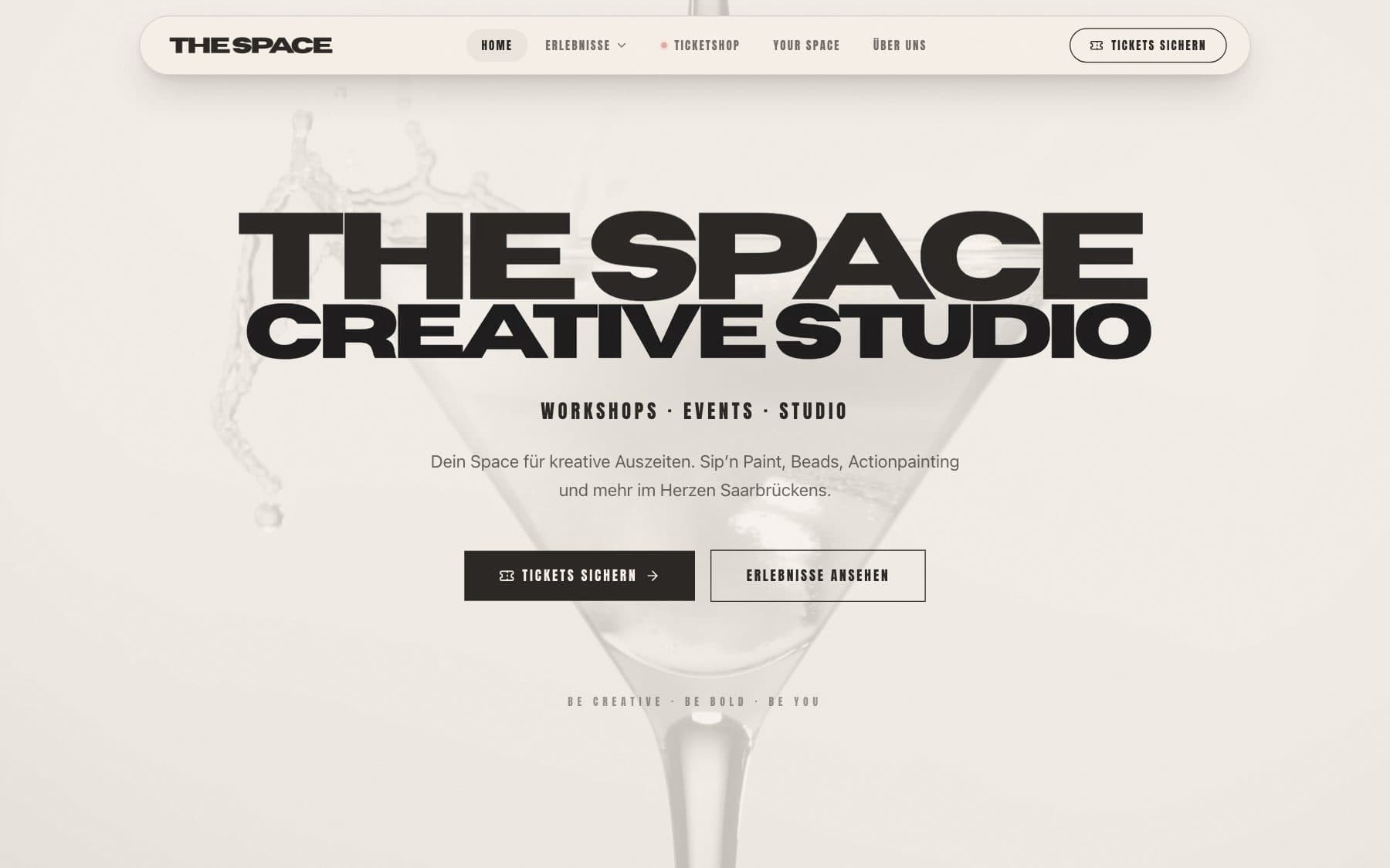 Website von The Space Creative Studio am Desktop: Bold-Typografie mit Ticket-Button